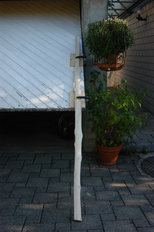Seitwärts befestigen ist nicht mehr möglich. Nun muss das Garagetor herhalten.